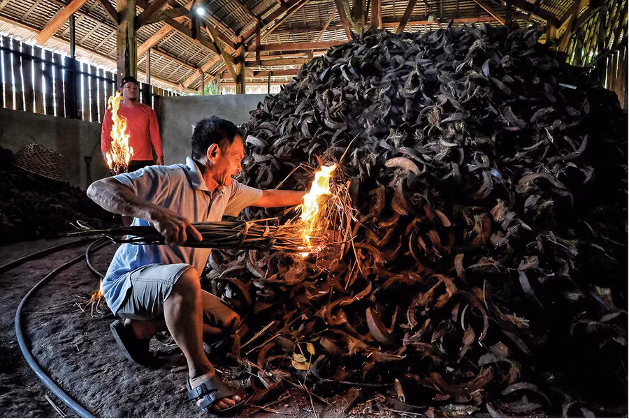 Đốt vỏ dừa đã ngâm nước biển lấy tro - một công đoạn làm muối thủ công. Ảnh: CSM Đốt vỏ dừa đã ngâm nước biển lấy tro - một công đoạn làm muối thủ công. Ảnh: CSM
