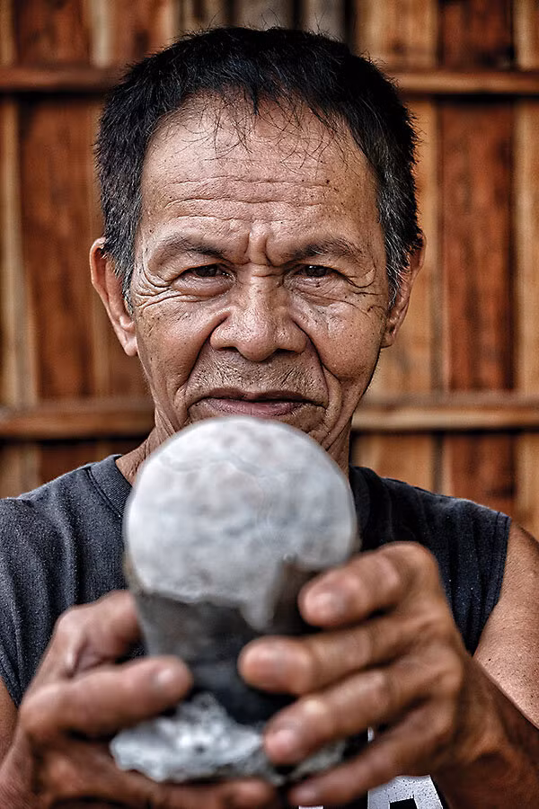 Ông Nestor Manongas cầm asin tibuok. Ảnh: CSM Ông Nestor Manongas cầm asin tibuok. Ảnh: CSM