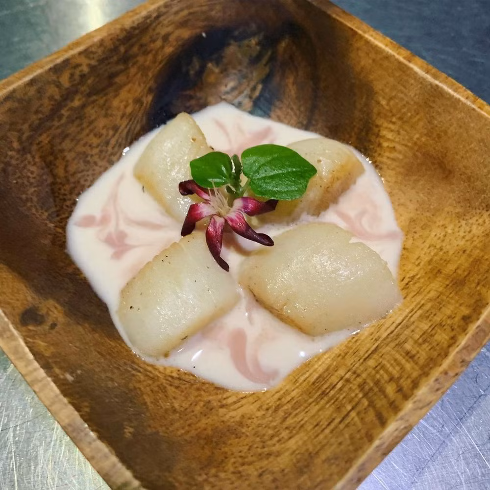 Sò điệp thêm chút muối làm tăng vị ngọt của món ăn. Sò điệp thêm chút muối làm tăng vị ngọt của món ăn.