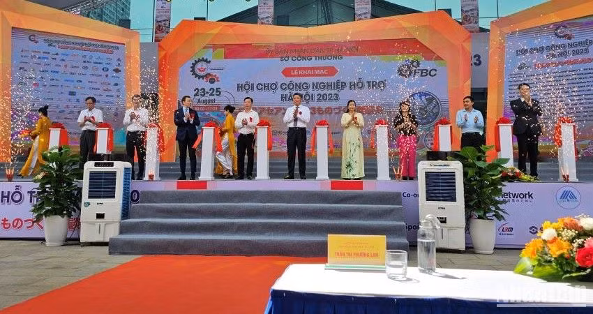 Cắt băng khai mạc Hội chợ Công nghiệp hỗ trợ thành phố Hà Nội năm 2023.