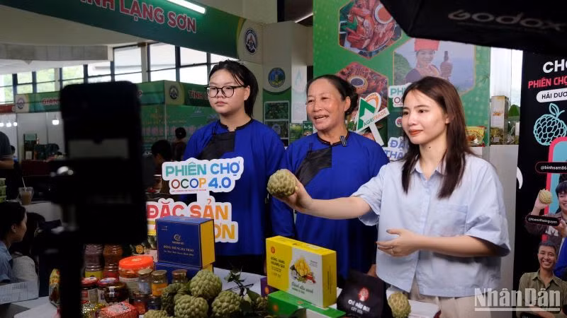 Tại các gian hàng của phiên chợ nông sản, các chủ thể vừa bán hàng vừa trực tiếp livestream quảng bá sản phẩm trên nền tảng TikTok.