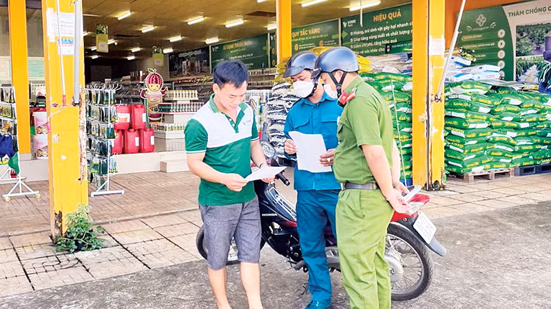 Lực lượng chức năng thành phố Long Khánh tuyên truyền, cánh báo về phương thức, thủ đoạn của các đối tượng giả danh cán bộ quân đội để lừa đảo.