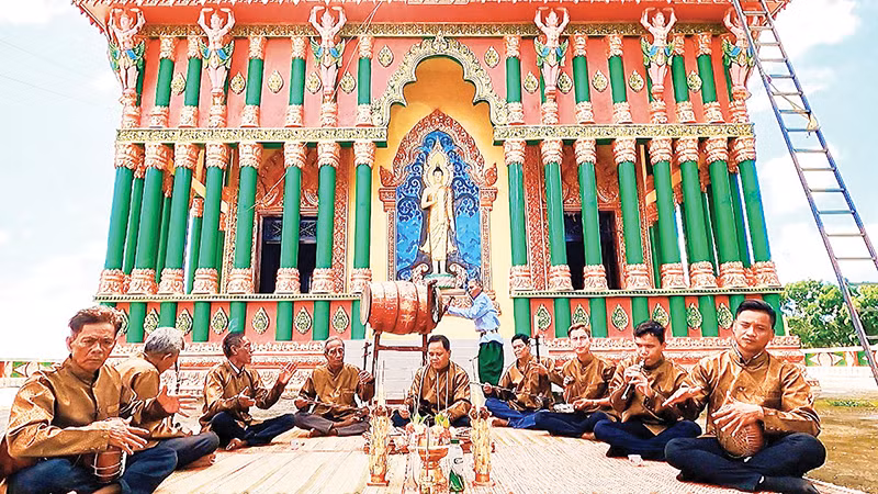 Các nghệ nhân biểu diễn dàn nhạc trống lớn tại Liên hoan "Tiếng hát 3 dân tộc" tổ chức tại huyện Trần Văn Thời (Cà Mau). (Ảnh THÀNH LONG)