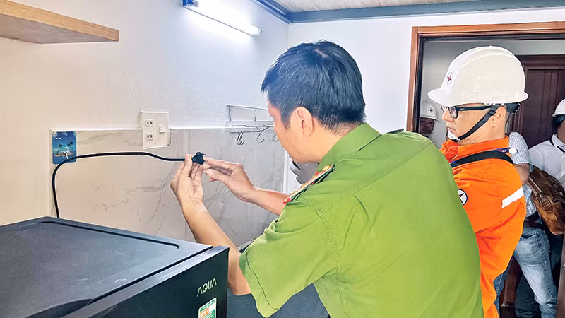 Công an quận Tân Phú kiểm tra điều kiện an toàn phòng cháy, chữa cháy tại một căn hộ cho thuê.