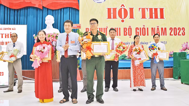 Các thí sinh đạt giải Hội thi bí thư chi bộ thị xã Duyên Hải.
