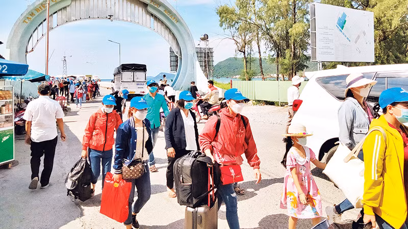 Khách du lịch đến thành phố Phú Quốc, tỉnh Kiên Giang.