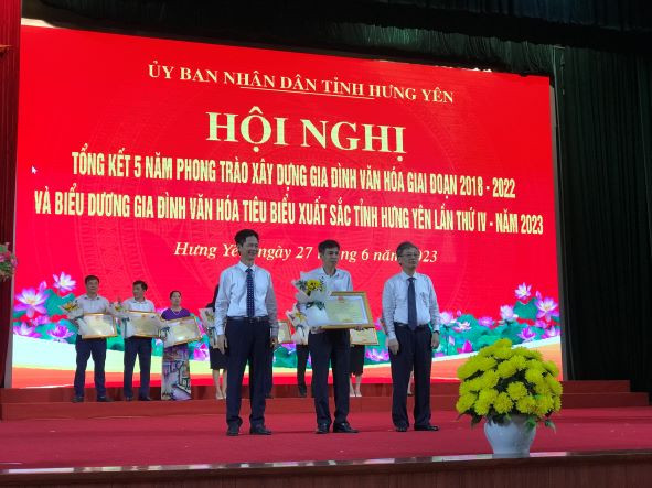 Lãnh đạo tỉnh Hưng Yên trao tặng Bằng khen cho các tập thể, cá nhân và các gia đình văn hóa tiêu biểu.