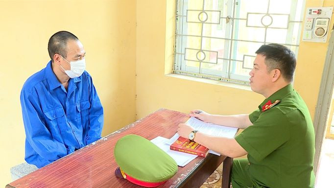 Công an tỉnh Hưng Yên hỏi cung đối tượng Hà Viết Thăng, chủ lô hàng thuốc lá điếu nhập lậu.