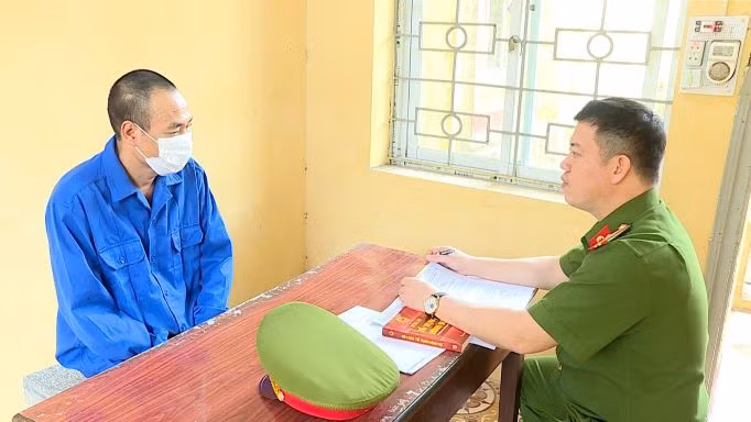 Công an tỉnh Hưng Yên hỏi cung đối tượng Hà Viết Thăng, chủ lô hàng thuốc lá điếu nhập lậu.