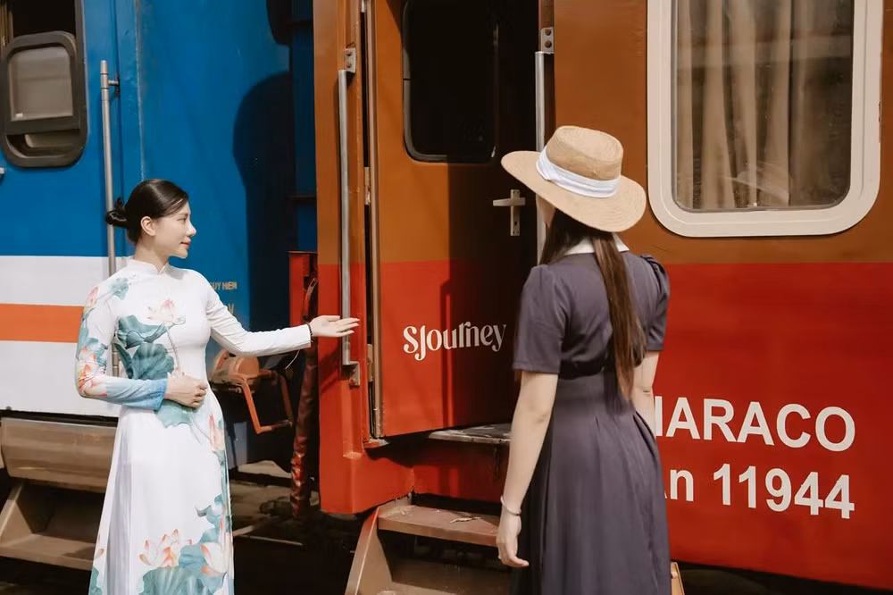 Khách trải nghiệm tour cao cấp bằng tàu hỏa. Ảnh: Sjourney