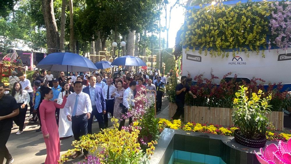 Các đại biểu tham quan các tiểu cảnh hoa lan. Các đại biểu tham quan các tiểu cảnh hoa lan.