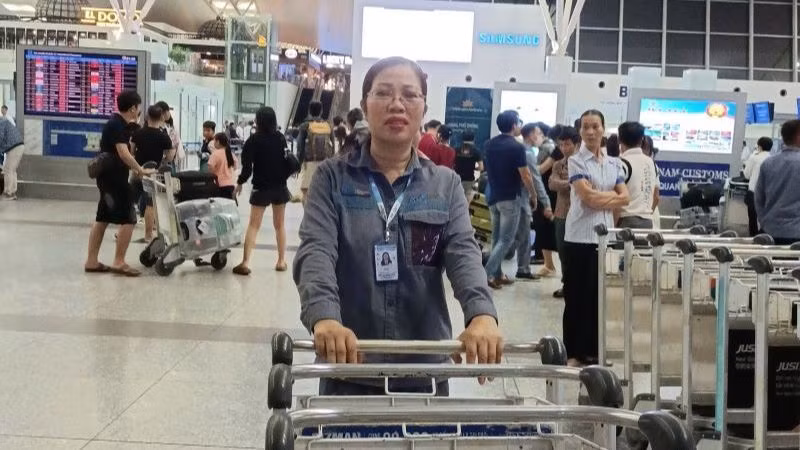 Chị Thúy, nhân viên xe đẩy sân bay Nội Bài.