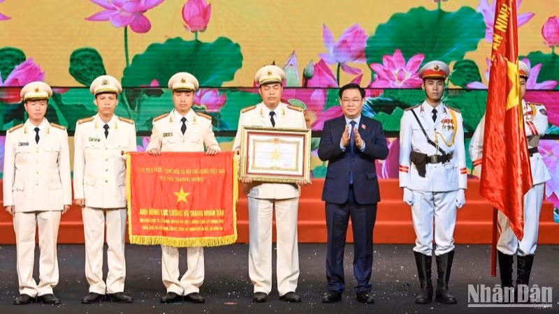 Chủ tịch Quốc hội Vương Đình Huệ vinh danh danh hiệu Anh hùng lực lượng Vũ trang nhân dân đối với 3 tập thể và 1 cá nhân trong lực lượng Cảnh sát Phòng cháy, chữa cháy và cứu nạn, cứu hộ.