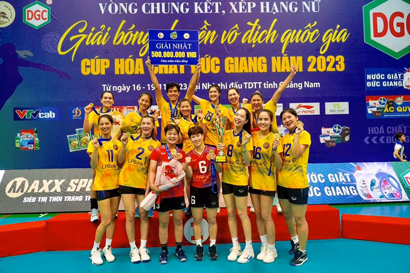 Nữ Ninh Bình LPBank lần đầu tiên vô địch Giải Vô địch quốc gia. 