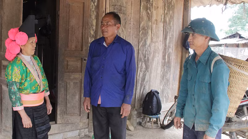 Ông Vàng Dúa Di (đứng giữa) trong một buổi tuyên truyền người dân về công tác phòng chống ma túy.