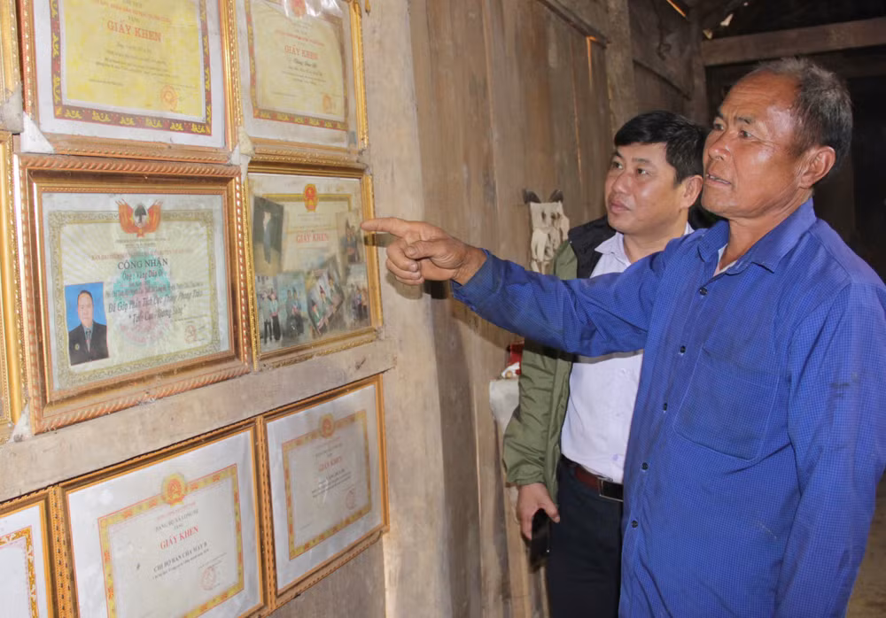 Ông Vàng Dúa Di được tặng nhiều bằng khen, giấy về thành tích tuyên truyền, vận động người dân trong các lĩnh vực.