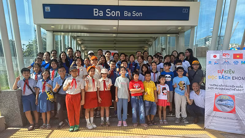 Đoàn tham quan tìm hiểu về nhà ga Ba Son thuộc tuyến metro Bến Thành-Suối Tiên.