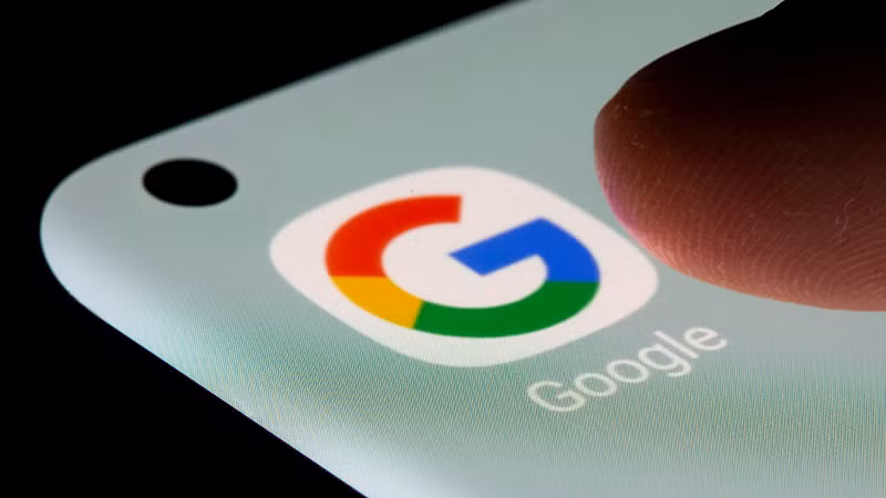 Biểu tượng của ứng dụng Google trên điện thoại. Ảnh: Reuters