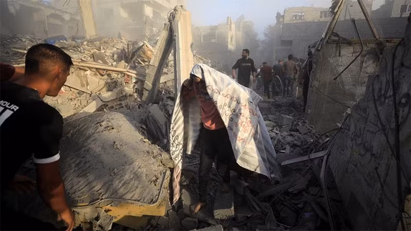 Người Palestine sơ tán khỏi nơi ở trong trại tị nạn Maghazi tại Dải Gaza sau khi bị Israel tấn công, ngày 6/11/2023. Ảnh: Reuters