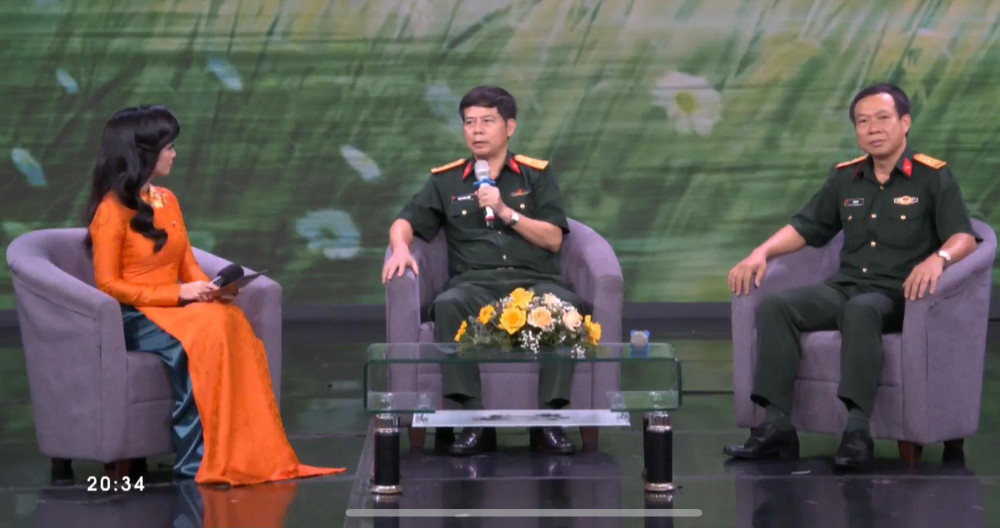 Các đại biểu chia sẻ thông tin tại Chương trình giao lưu nghệ thuật "Hồi sinh từ mảnh cầu vồng".