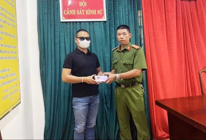 Đội Cảnh sát hình sự Công an thành phố Huế đã tìm lại được điện thoại iphone 13 của anh Decha Samphong. (Ảnh: Công an cung cấp)