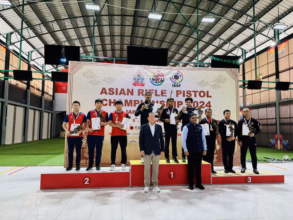 Các xạ thủ đội tuyển bắn súng của Việt Nam bước lên bục danh dự nhận Huy chương Bạc.