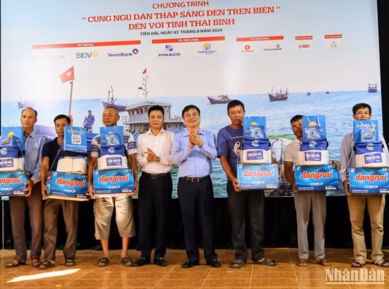 Ban tổ chức trao tặng quà cho ngư dân tỉnh Thái Bình.