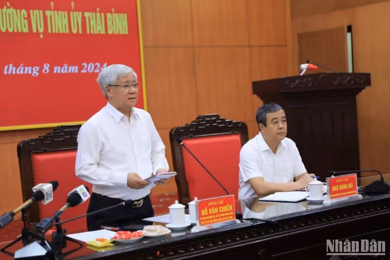 Đồng chí Đỗ Văn Chiến phát biểu tại buổi làm việc.