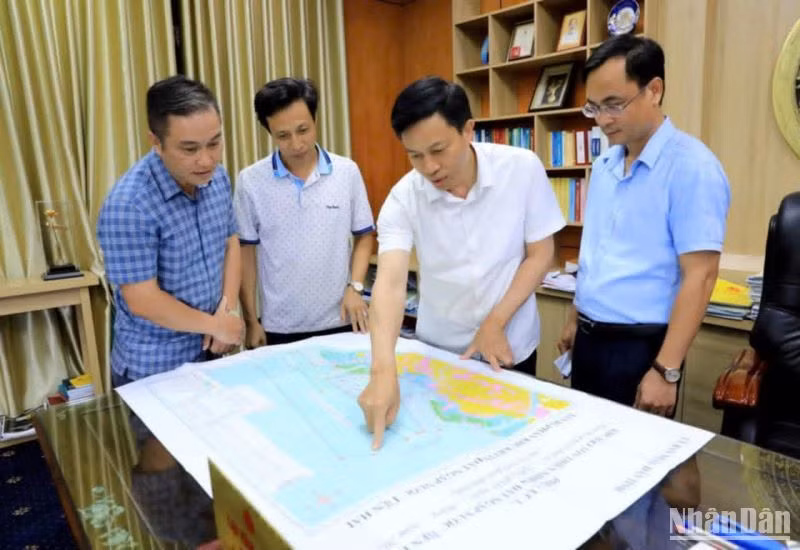 Phó Chủ tịch Ủy ban nhân dân tỉnh Thái Bình Lại Văn Hoàn giới thiệu bản đồ phân khu Khu bảo tồn thiên nhiên đất ngập nước Tiền Hải.