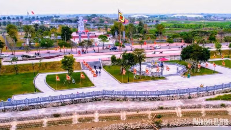 Di tích Bến Tượng được đầu tư hơn 80 tỷ đồng, nổi bật là tượng đồng Trần Hưng Đạo cao 9,7m có tư thế đứng, chỉ tay xuống dòng sông Hóa với lời thề bất hủ khi chia tay voi chiến.