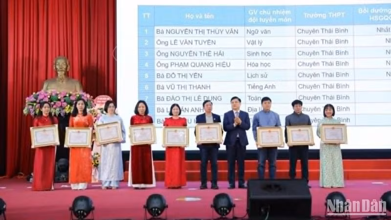 Tuyên dương 9 giáo viên có thành tích dạy đội tuyển học sinh giỏi quốc gia khối trung học phổ thông tỉnh Thái Bình.