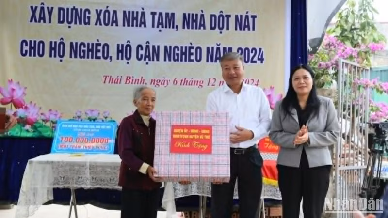 Lãnh đạo huyện Vũ Thư tặng quà cho bà Nguyễn Thị Xíu, là hộ nghèo tại xã Tự Tân, huyện Vũ Thư. Lãnh đạo huyện Vũ Thư tặng quà cho bà Nguyễn Thị Xíu, là hộ nghèo tại xã Tự Tân, huyện Vũ Thư.