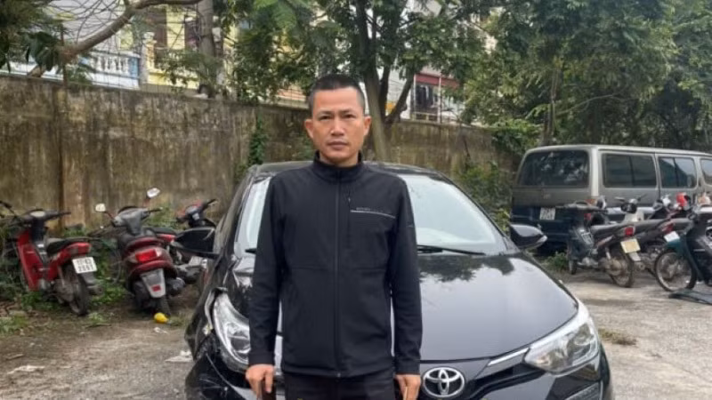 Trần Mạnh Hường bên chiếc xe ô-tô gây tai nạn. (Ảnh: Công an cung cấp)