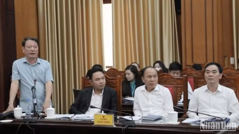 Ông Tô Xuân Cảnh, Công ty trách nhiệm hữu hạn sản xuất và kinh doanh sứ Hảo Cảnh phản ánh với lãnh đạo tỉnh về tình trạng thiếu lao động trầm trọng hiện nay.