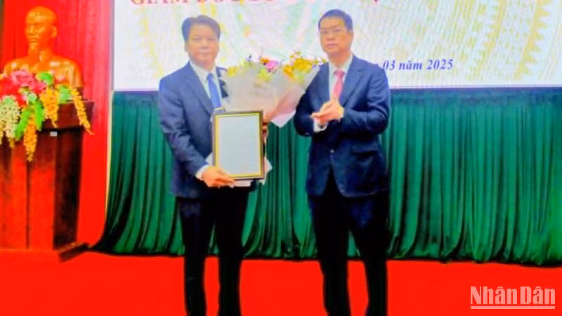 Chủ tịch Ủy ban nhân dân tỉnh Thái Bình Nguyễn Mạnh Hùng trao Quyết định bổ nhiệm Giám đốc Sở Giáo dục và Đào tạo cho ông Nguyễn Ngọc Hà.