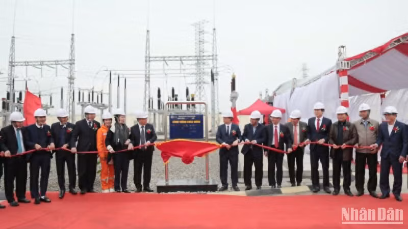 Công trình được gắn biển chào mừng Đại hội đại biểu Đảng bộ Tập đoàn Điện lực Việt Nam.