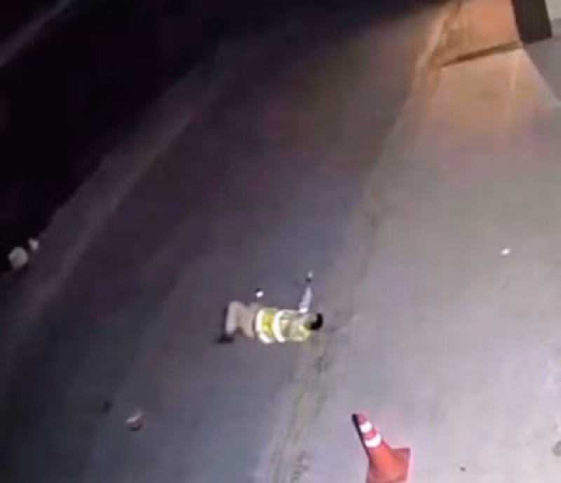 Đại úy Ngô Việt Thành bị Nguyễn Tiến Nam tông xe máy ngã xuống đường. (Ảnh cắt từ clip)