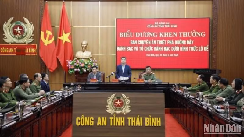 Đồng chí Nguyễn Mạnh Hùng, Chủ tịch Ủy ban nhân dân tỉnh Thái Bình phát biểu ý kiến.