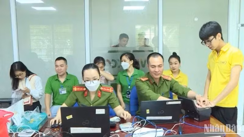 Công an tỉnh Thái Bình thực hiện các thủ tục cấp Căn cước công dân cho người dân trên địa bàn.