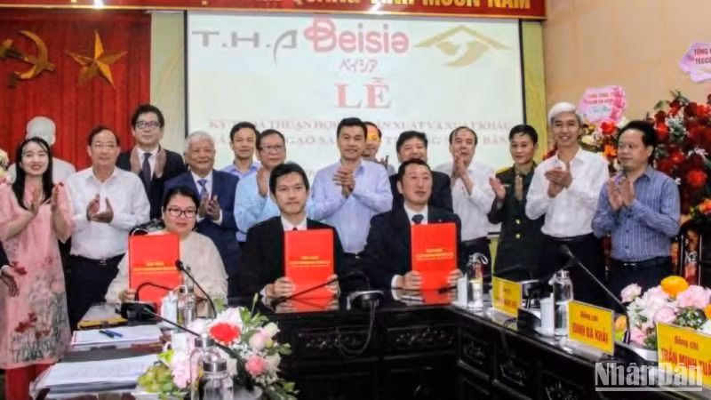 Huyện Hưng Hà ký kết thỏa thuận hợp tác với các doanh nghiệp trong sản xuất, chế biến và xuất khẩu gạo sang thị trường Nhật Bản.