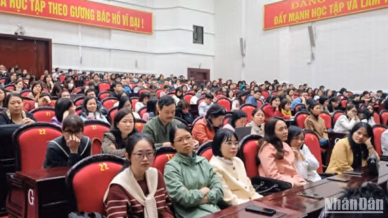 Các giáo viên môn Toán, Ngữ Văn tham gia Hội nghị tập huấn.