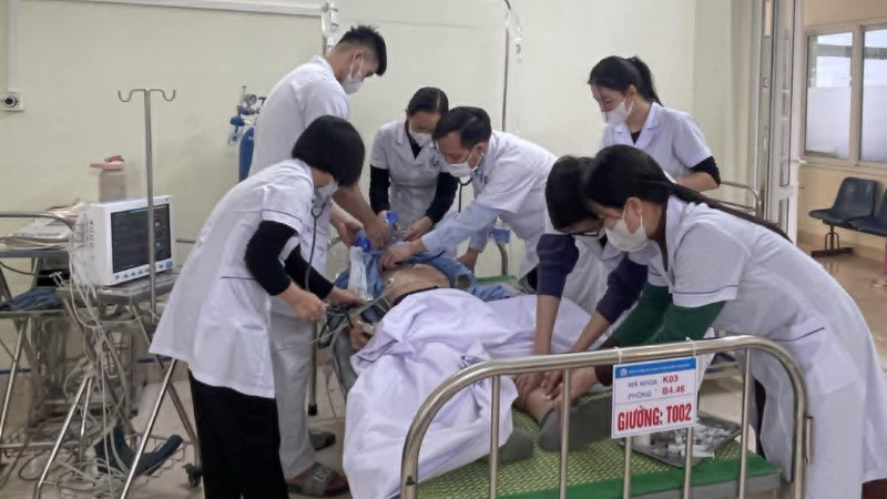 Các y bác sĩ Bệnh viện đa khoa thành phố Thái Bình xử trí thành công ca sốc phản vệ cho bệnh nhân nam 58 tuổi. (Ảnh: Bệnh viện cung cấp)
