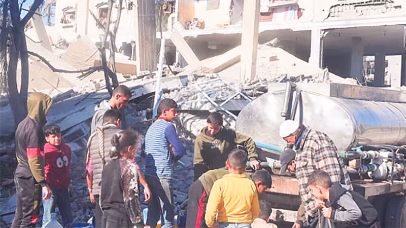 Người dân ở Gaza phải lấy nước được cung cấp từ những xe tải. 