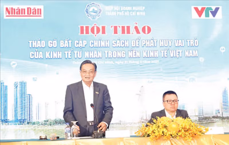Các đại biểu chủ tọa Hội thảo "Tháo gỡ bất cập chính sách để phát huy vai trò của kinh tế tư nhân trong nền kinh tế Việt Nam". (Ảnh THẾ ANH)