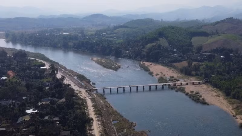 Mạng lưới giao thông được đầu tư xây dựng kiên cố đáp ứng nhu cầu vận chuyển hàng hóa và đi lại cho người dân vùng miền núi.