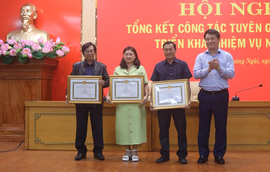 Lãnh đạo Tỉnh ủy Quảng Ngãi trao Giải thưởng sáng tác, quảng bá tác phẩm văn học, nghệ thuật, báo chí về chủ đề Học tập và làm theo tư tưởng, đạo đức, phong cách Hồ Chí Minh, giai đoạn 2021-2023 của Ban Tuyên giáo Trung ương cho 3 tác giải đoạt giải.
