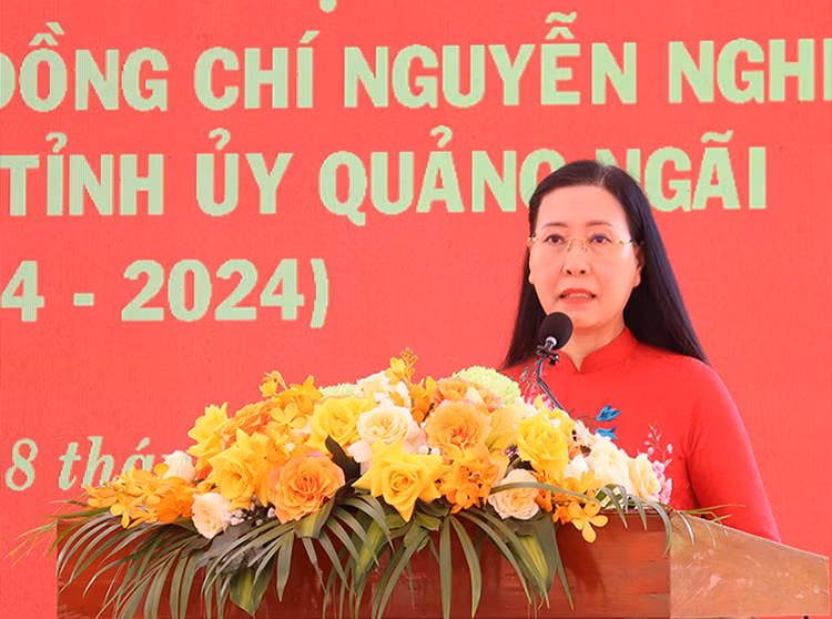 Đồng chí Bùi Thị Quỳnh Vân, Ủy viên Trung ương Đảng, Bí thư Tỉnh ủy, Chủ tịch Hội đồng nhân dân tỉnh Quảng Ngãi trình bày diễn văn tại buổi lễ.