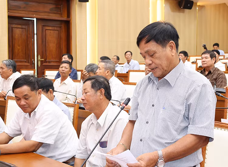 Ngư dân Nguyễn Sáu, ở phường Phổ Thạnh, thị xã Đức Phổ nêu các kiến nghị tại buổi tiếp xúc cử tri.