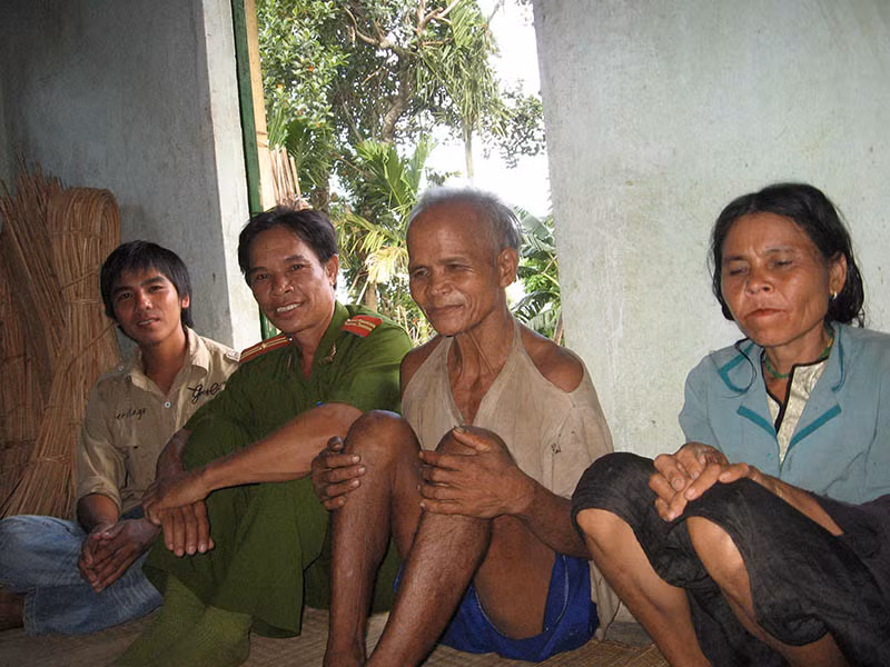 Công an huyện Ba Tơ vận động một gia đình bị nghi “cầm đồ thuốc độc” ở xã Ba Trang lẩn trốn trong rừng trở về nhà.