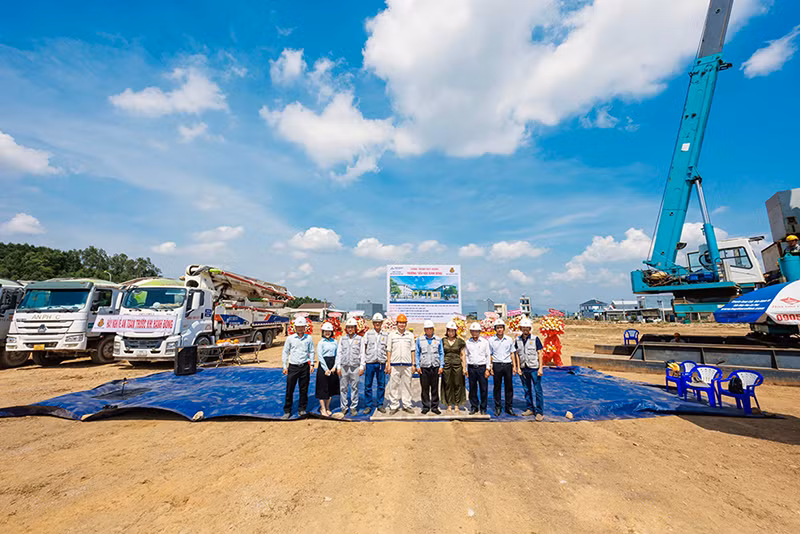 Đại diện lãnh đạo Thép Hòa Phát Dung Quất cùng nhà thầu tại lễ khởi công xây dựng Trường tiểu học Bình Đông.